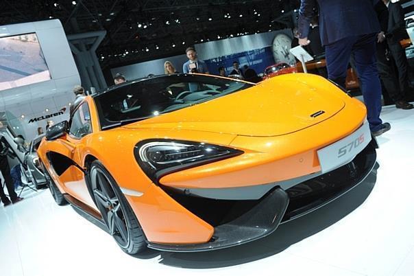 Auf 4,53 Meter Länge streckt sich der 570S im typischen McLaren-Design mit flacher Schnauze und Schmetterlingsflügeltüren. Foto: Zbigniew Mazar/dpp-AutoReporter